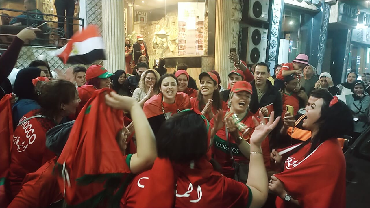 احتفالات هستيريه للجالية المغربية بشوارع الإسكندرية (11)