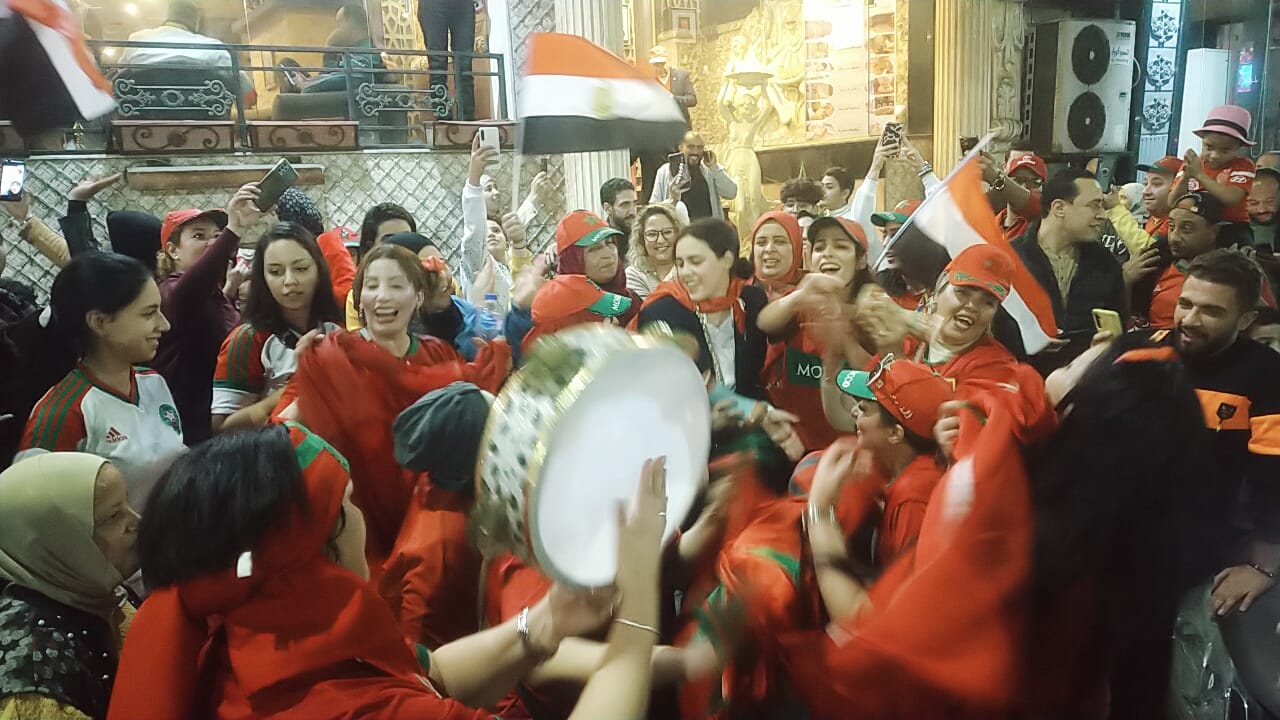 احتفالات هستيريه للجالية المغربية بشوارع الإسكندرية (5)