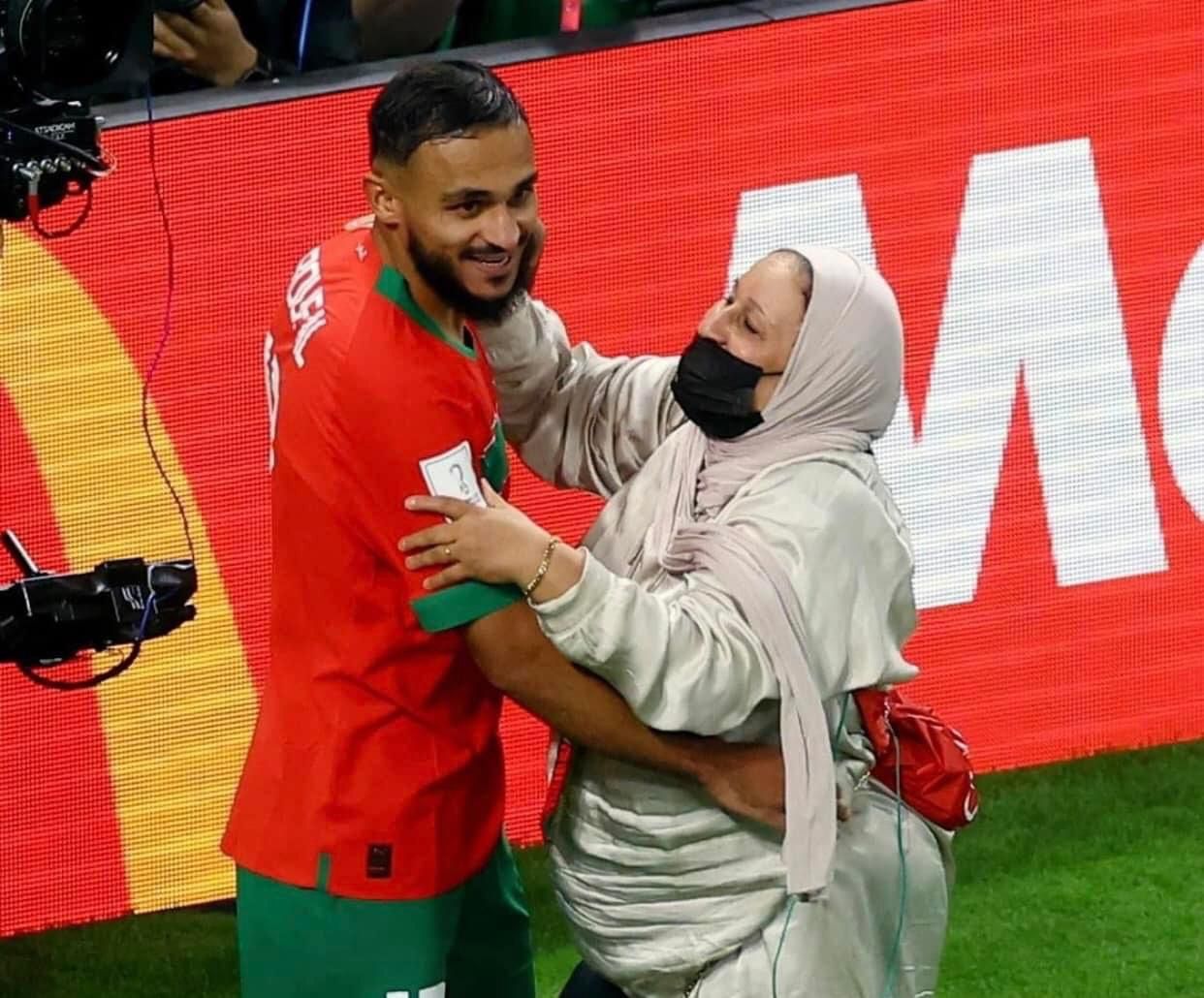 اللاعب المغربي مع والدته