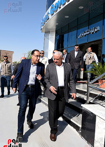 بدء زيارة رئيس الوزراء الى محافظة السويس مبنى المحقظة والمركز النوكنولجي (20)