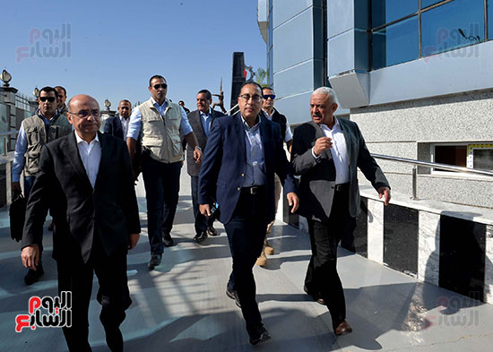 بدء زيارة رئيس الوزراء الى محافظة السويس مبنى المحقظة والمركز النوكنولجي (9)