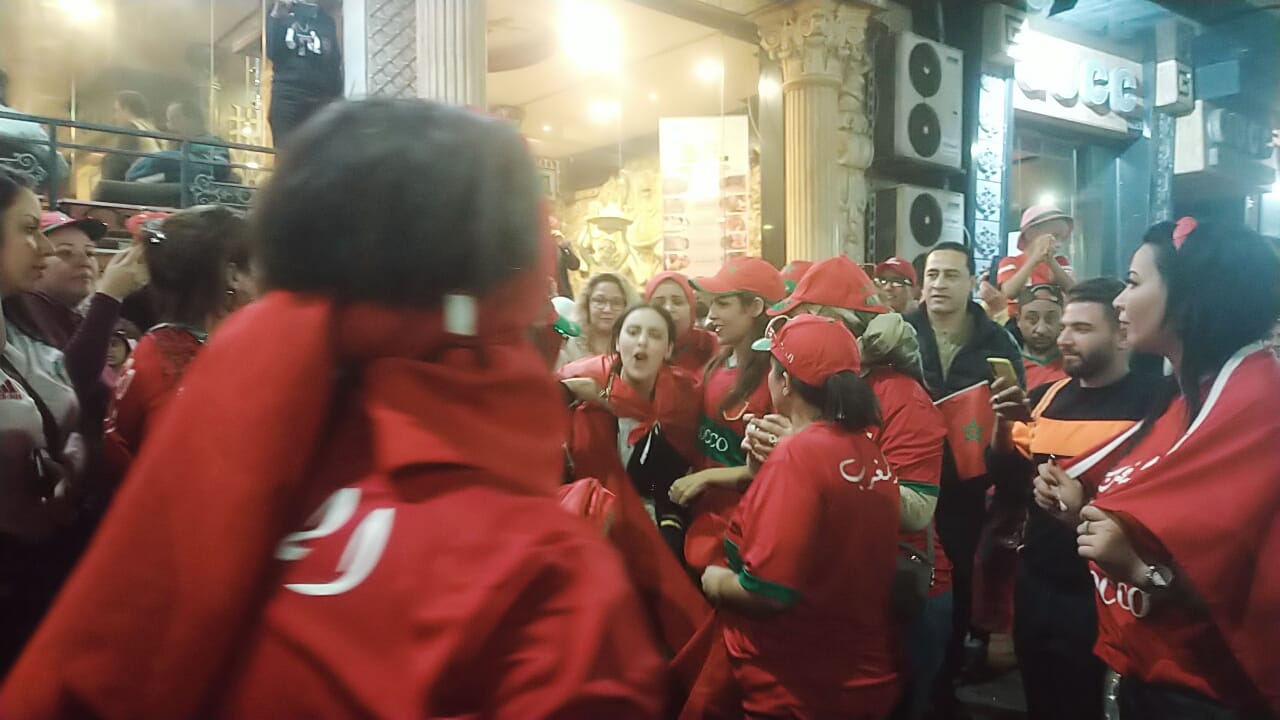احتفالات هستيريه للجالية المغربية بشوارع الإسكندرية (13)