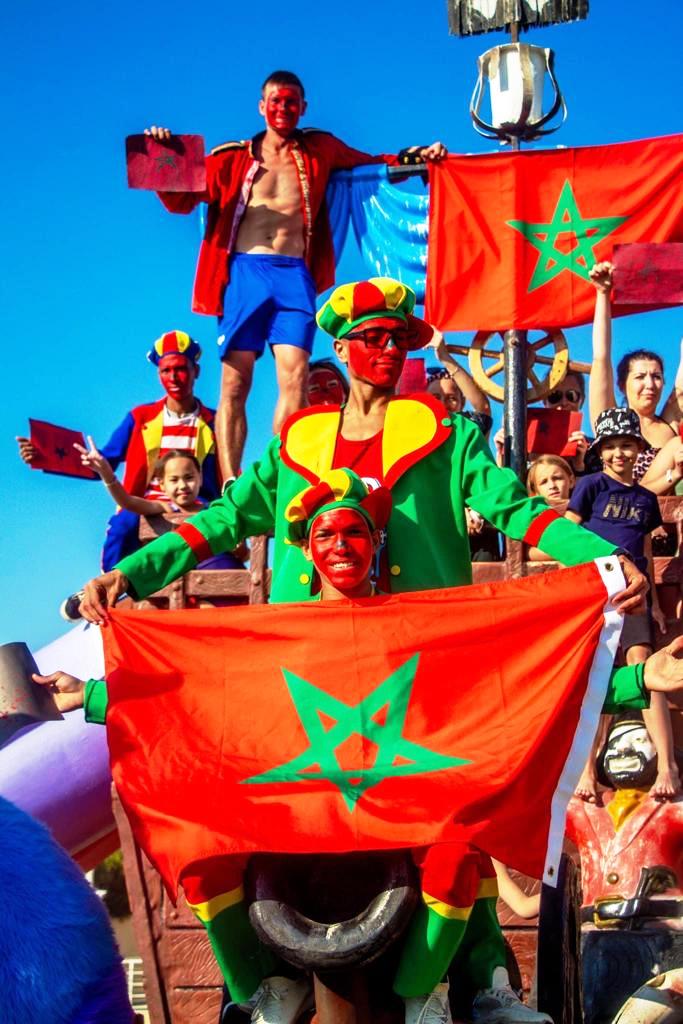 السياح يشاركون المغاربة فرحتهم 