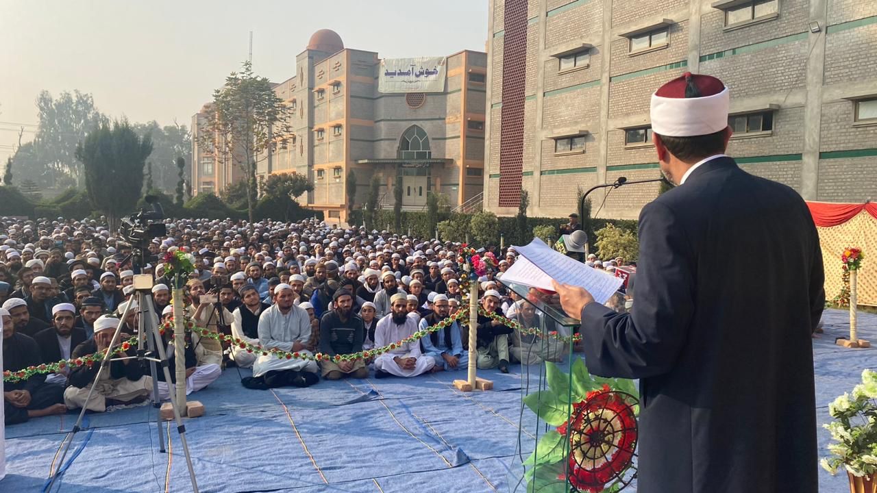 آلاف الباكستانيين يستمعون لمحاضرة الدكتور يوسف عامر