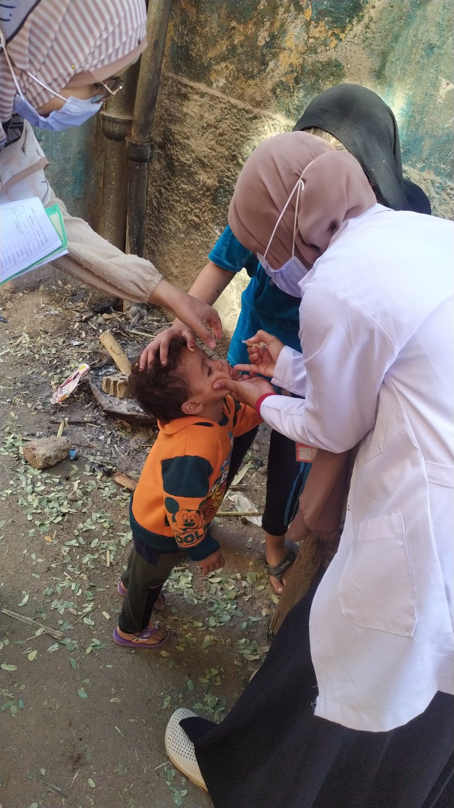تطعيم الاطفال أمام المنازل