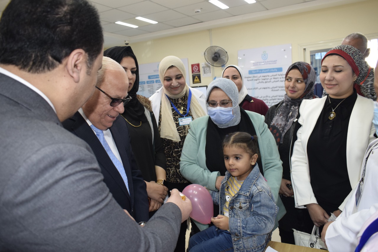محافظ بورسعيد يدشن حملة التطعيم ضد شلل الأطفال (7)