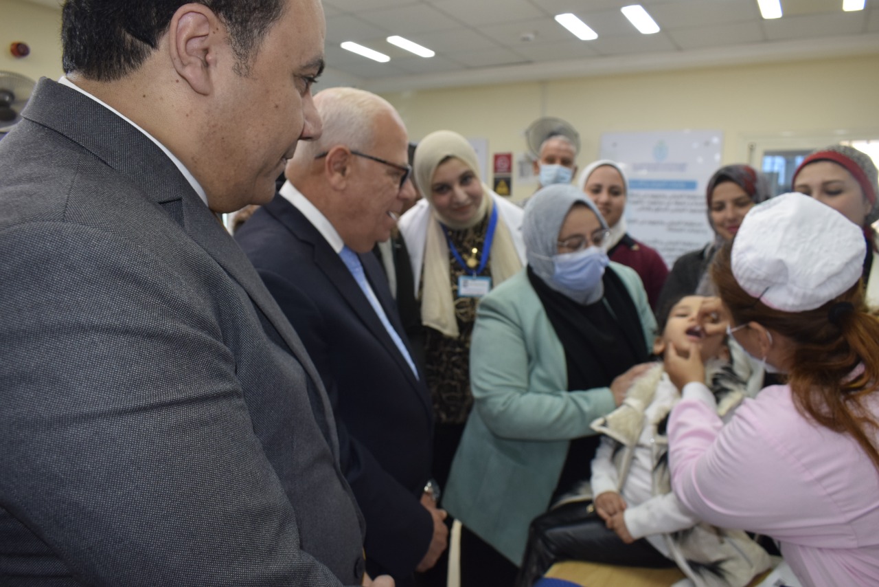 محافظ بورسعيد يدشن حملة التطعيم ضد شلل الأطفال (9)
