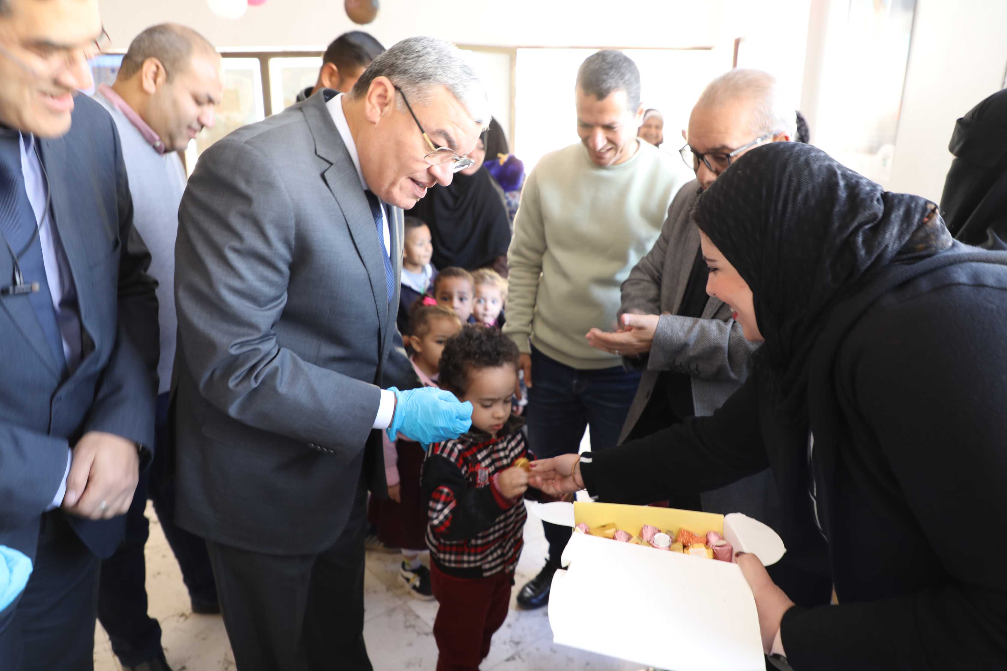 محافظ المنيا يدشن حملة التطعيم ضد شلل الأطفال (3)