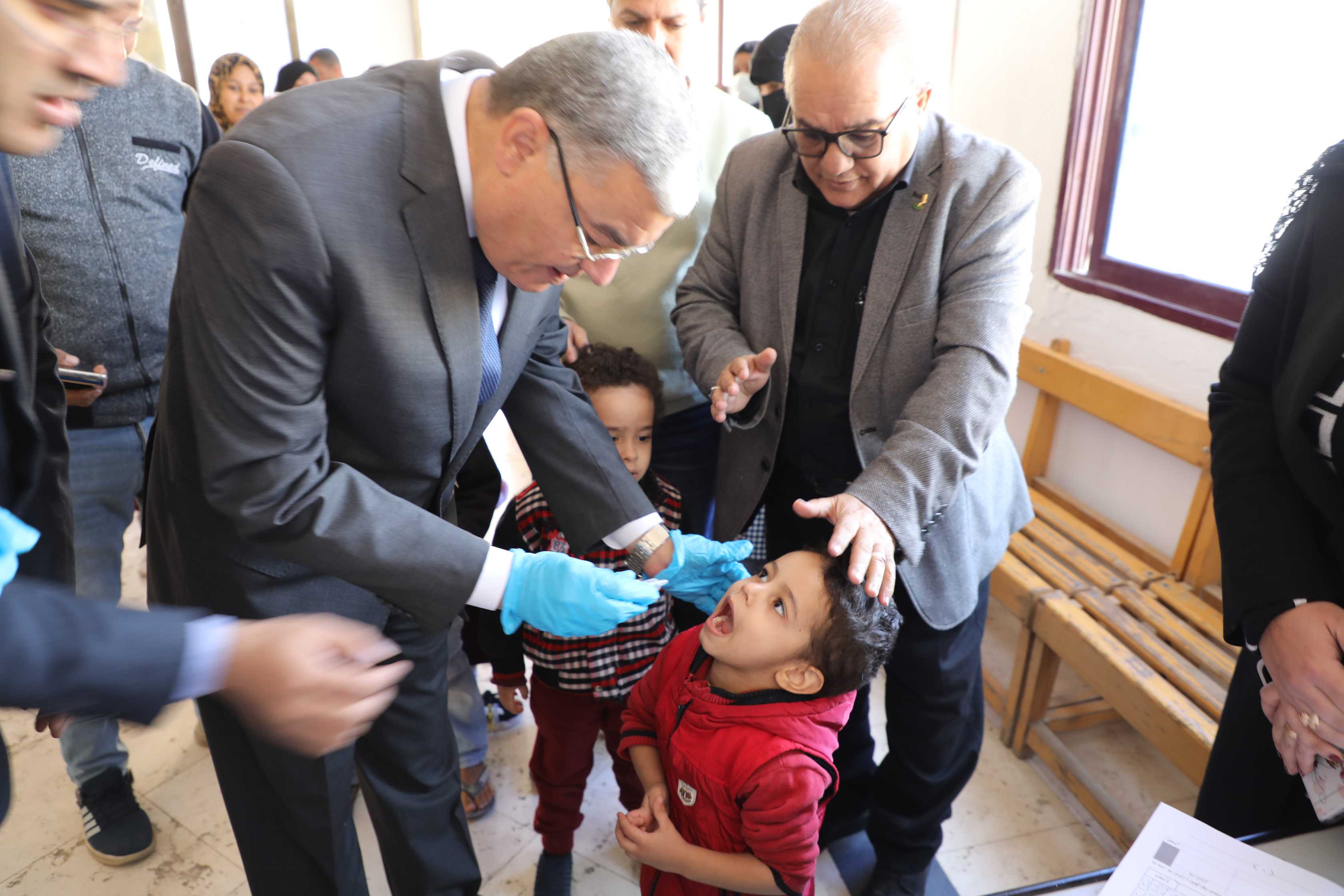 محافظ المنيا يدشن حملة التطعيم ضد شلل الأطفال (2)