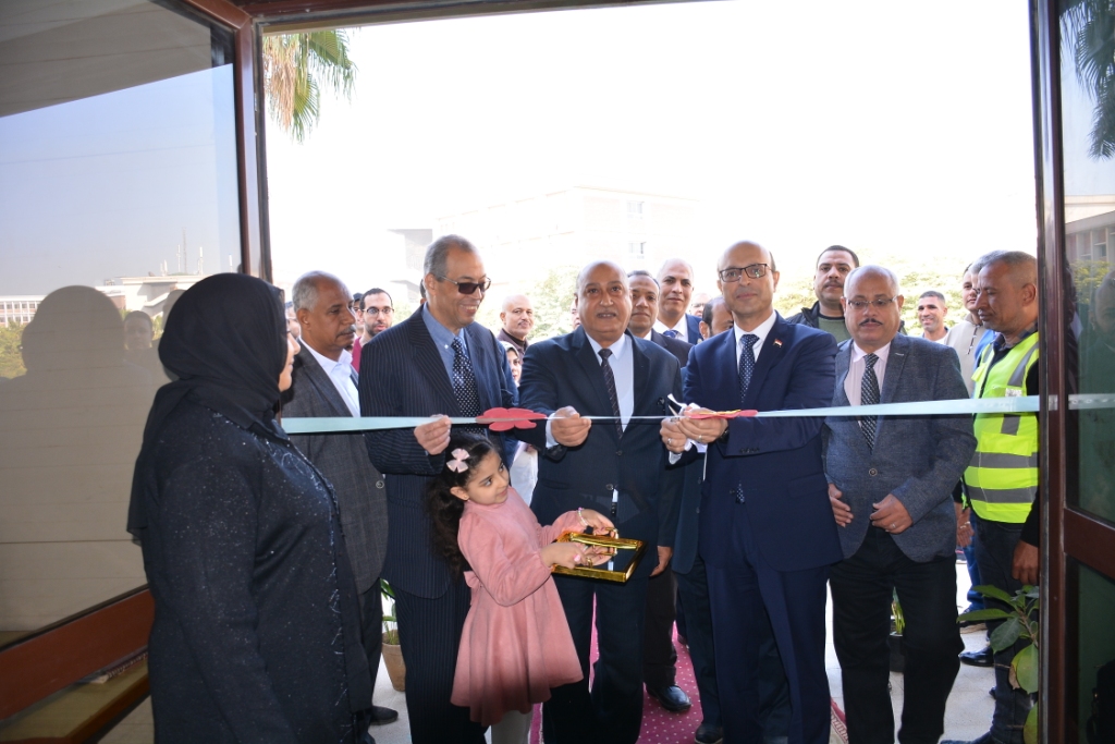 رئيس جامعة أسيوط يشهد إفتتاح معرض بيع الكتب القديمة (16)