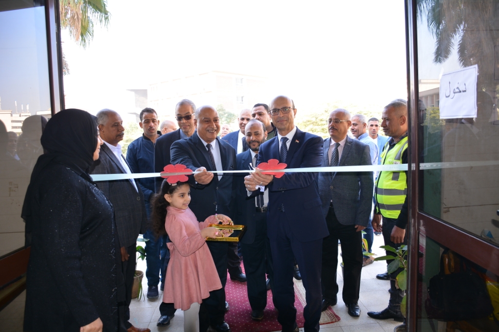 رئيس جامعة أسيوط يشهد إفتتاح معرض بيع الكتب القديمة (15)