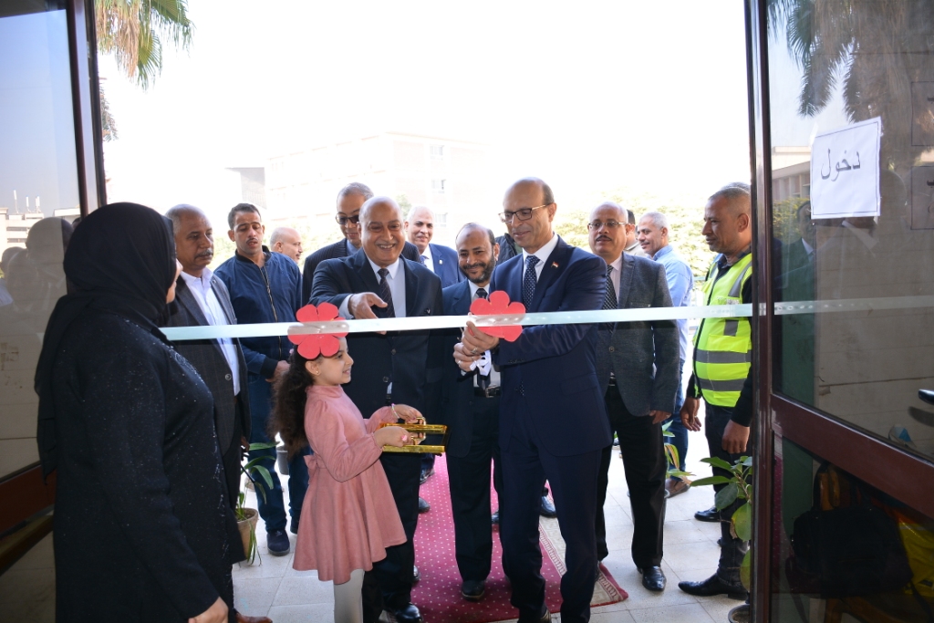 رئيس جامعة أسيوط يشهد إفتتاح معرض بيع الكتب القديمة (14)