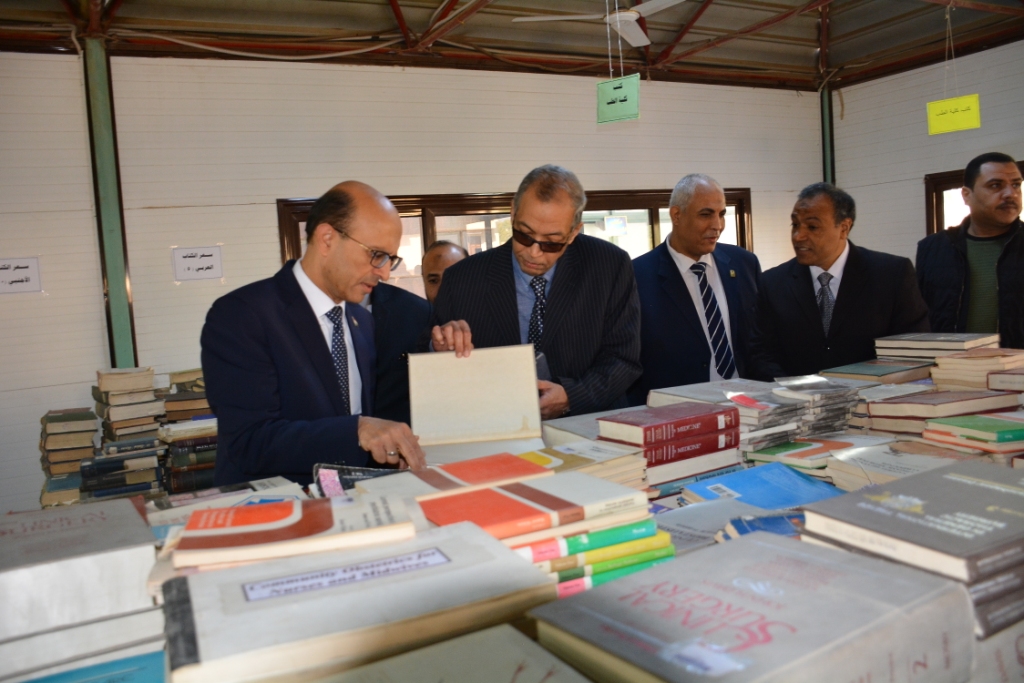 رئيس جامعة أسيوط يشهد إفتتاح معرض بيع الكتب القديمة (5)