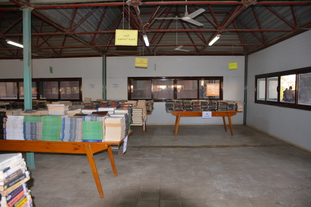 رئيس جامعة أسيوط يشهد إفتتاح معرض بيع الكتب القديمة (2)