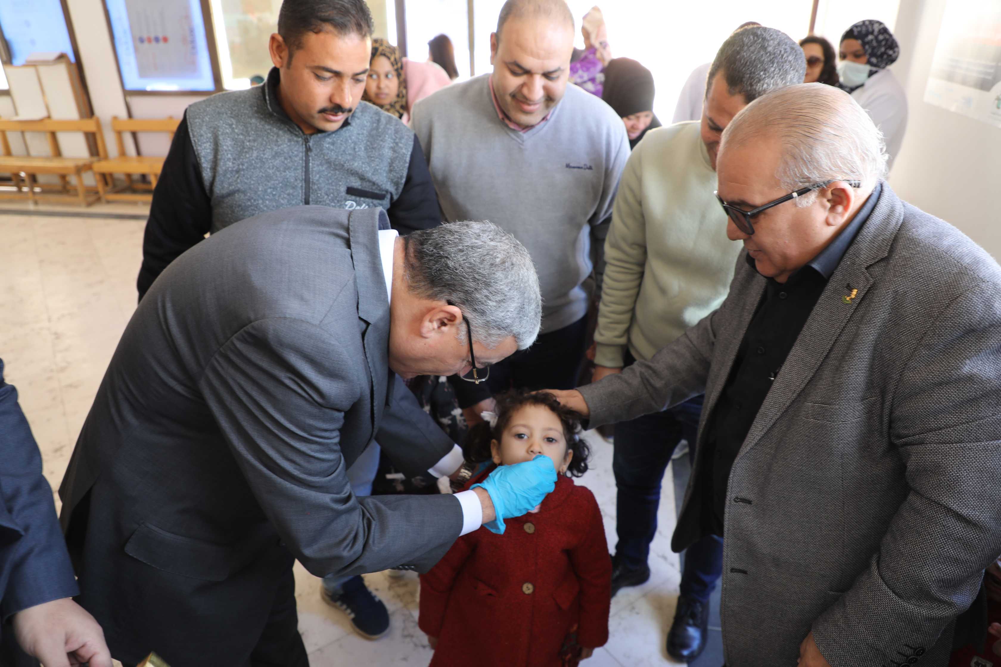 محافظ المنيا يدشن حملة التطعيم ضد شلل الأطفال (4)