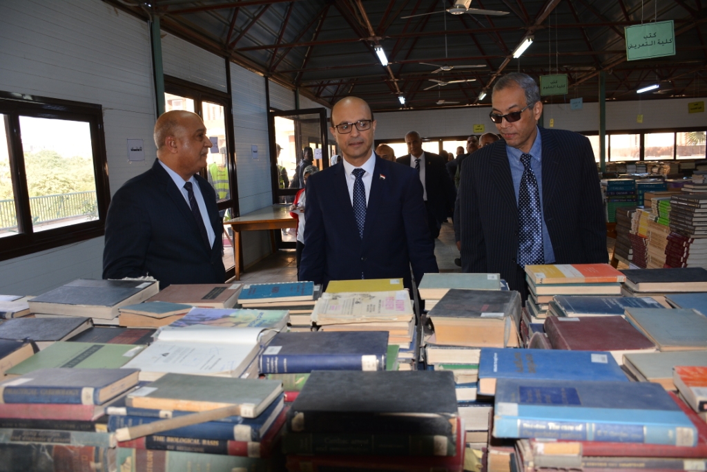 رئيس جامعة أسيوط يشهد إفتتاح معرض بيع الكتب القديمة (3)