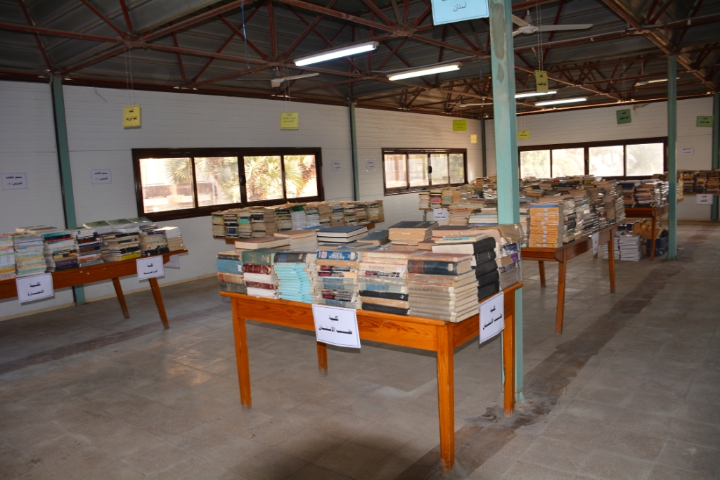 رئيس جامعة أسيوط يشهد إفتتاح معرض بيع الكتب القديمة (1)