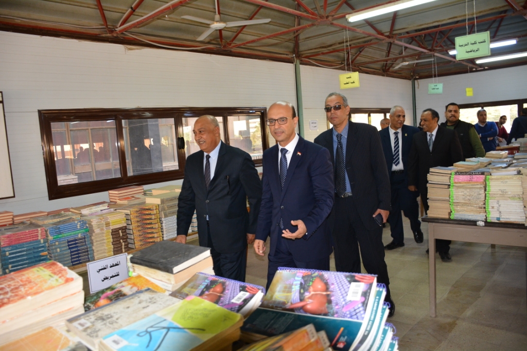 رئيس جامعة أسيوط يشهد إفتتاح معرض بيع الكتب القديمة (6)