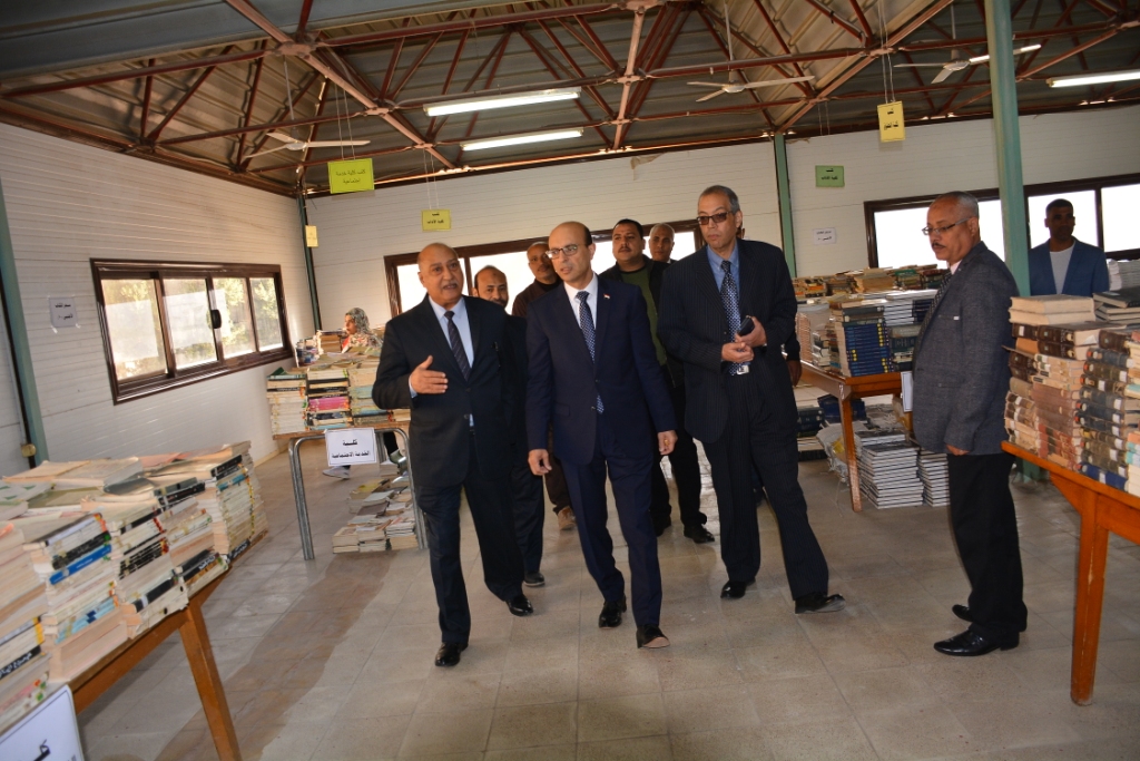 رئيس جامعة أسيوط يشهد إفتتاح معرض بيع الكتب القديمة (10)