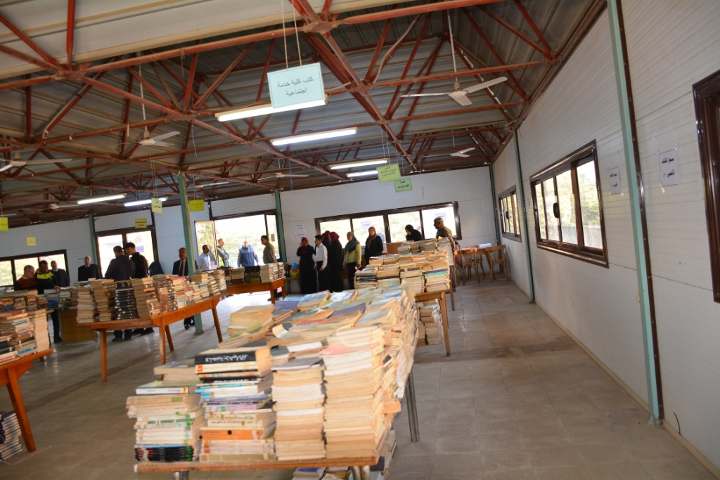 رئيس جامعة أسيوط يشهد إفتتاح معرض بيع الكتب القديمة (9)