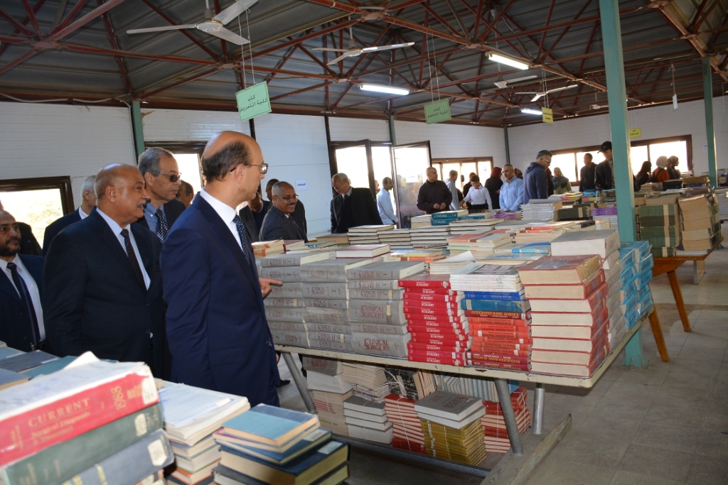 رئيس جامعة أسيوط يشهد إفتتاح معرض بيع الكتب القديمة (4)