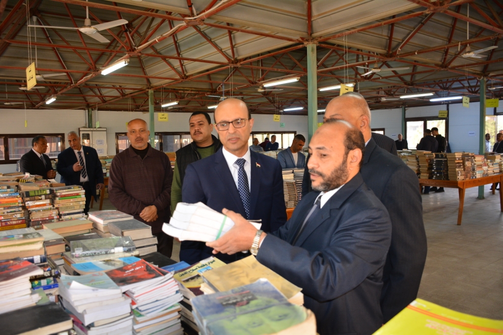 رئيس جامعة أسيوط يشهد إفتتاح معرض بيع الكتب القديمة (8)