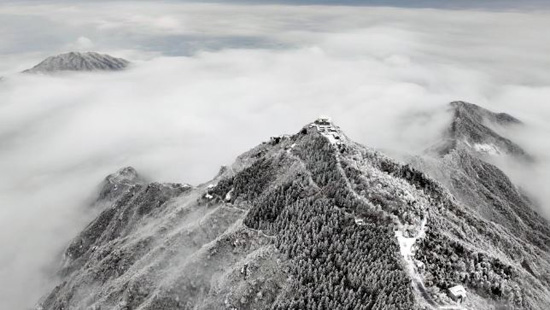 منظر بديع بعد تساقط الثلوج في جبل هنغشان في مدينة هنغيانغ بمقاطعة هونان في وسط الصين