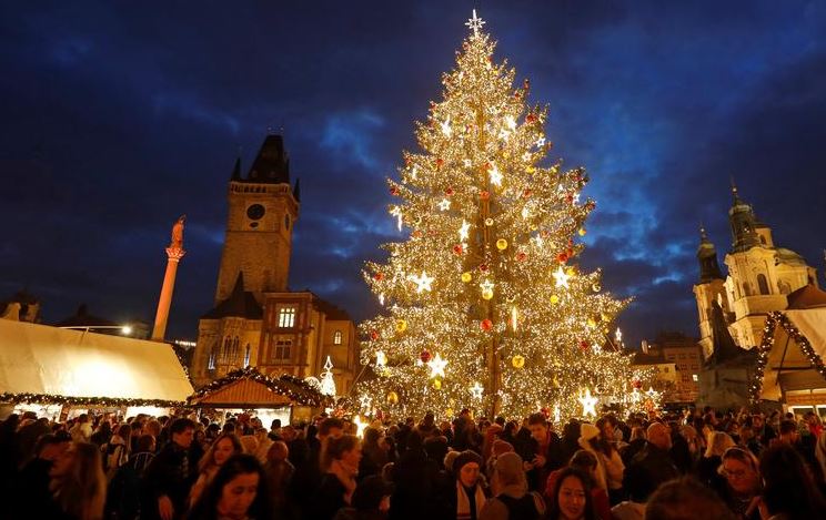 شجرة عيد الميلاد تضاء مع افتتاح سوق الكريسماس التقليدي في ساحة البلدة القديمة في براغ
