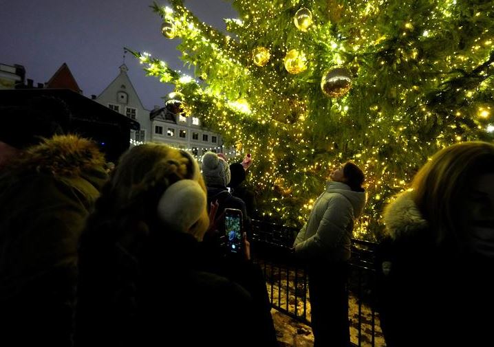 تجمع الناس بجوار شجرة عيد الميلاد في سوق الكريسماس في تالين ، إستونيا