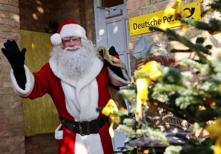رجل يرتدي زي بابا نويل ، يظهر لأول مرة هذا العام في مكتب بريد عيد الميلاد الألماني في هيملبفورت