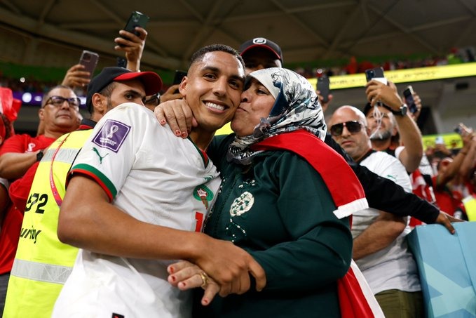 كأس العالم 2022.. "بر الوالدين" كلمة السر فى تأهل المغرب للمربع الذهبي "صور" - اليوم السابع