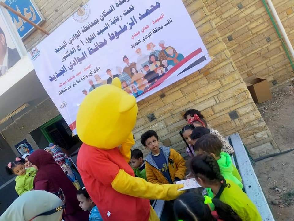 مسرح عرائس وهدايا عينية للاطفال فى أول أيام حملة التطعيم ضد شلل الاطفال بالوادى الجديد (2)