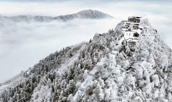 مشهد خلاب للثلوج في منطقة جبل هنغشان بمدينة هنغيانغ بمقاطعة هونان وسط الصين