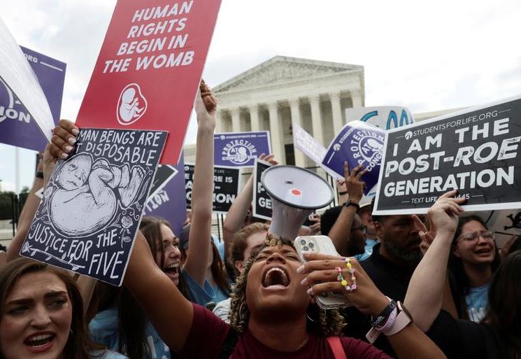 المتظاهرون المناهضون للإجهاض خارج المحكمة العليا بالولايات المتحدة