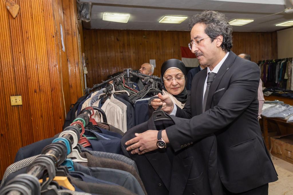 افتتاح معرض للملابس بجامعة طنطا للبيع بأسعار رمزية للطلاب  (2)