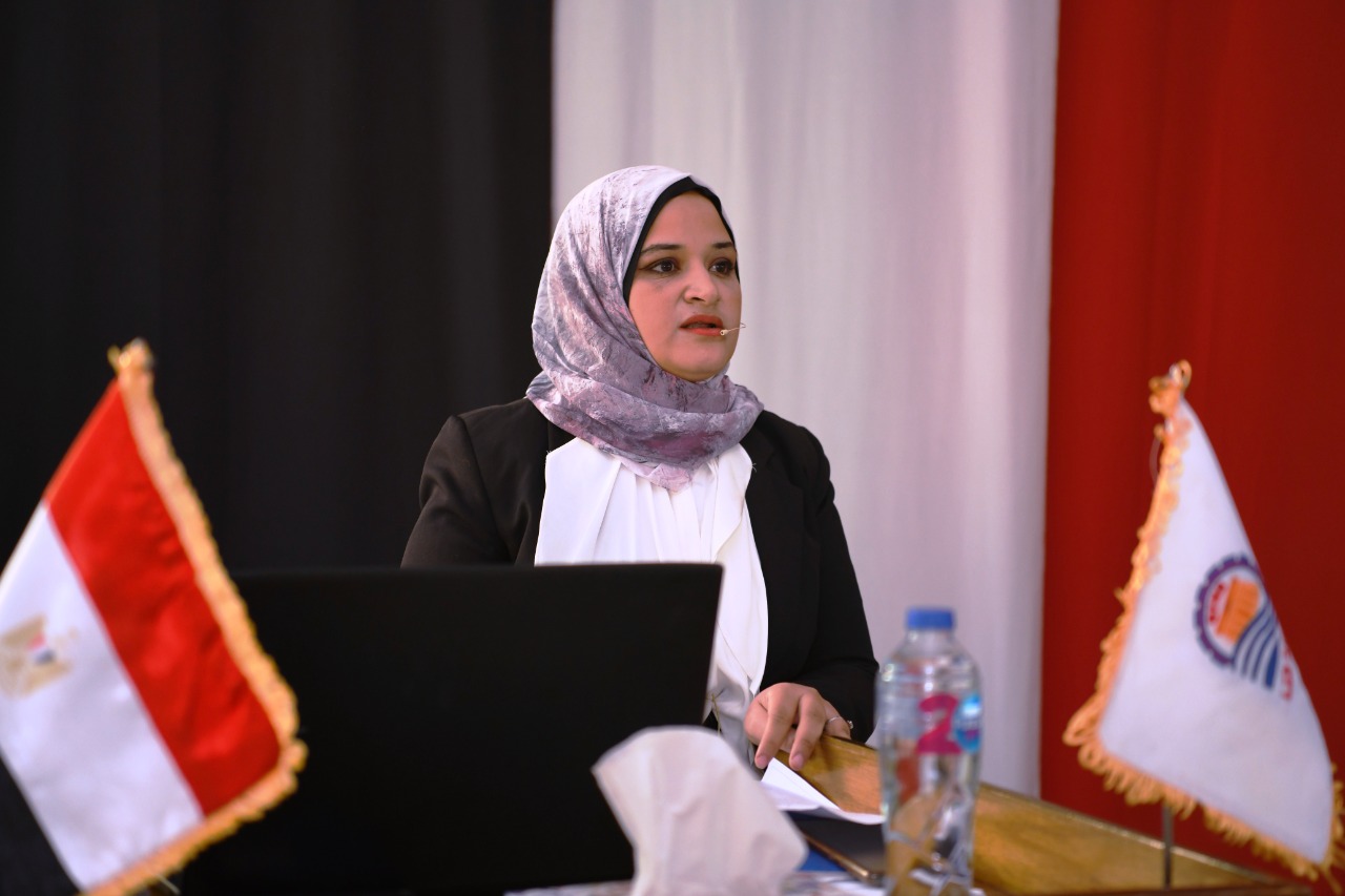 محافظ قنا ورئيس الجامعة  يشهدان تكريم الطلبة الحاصلين علي مراكز متقدمة فى مسابقات الروبوت والبرمجة الدولية (3)