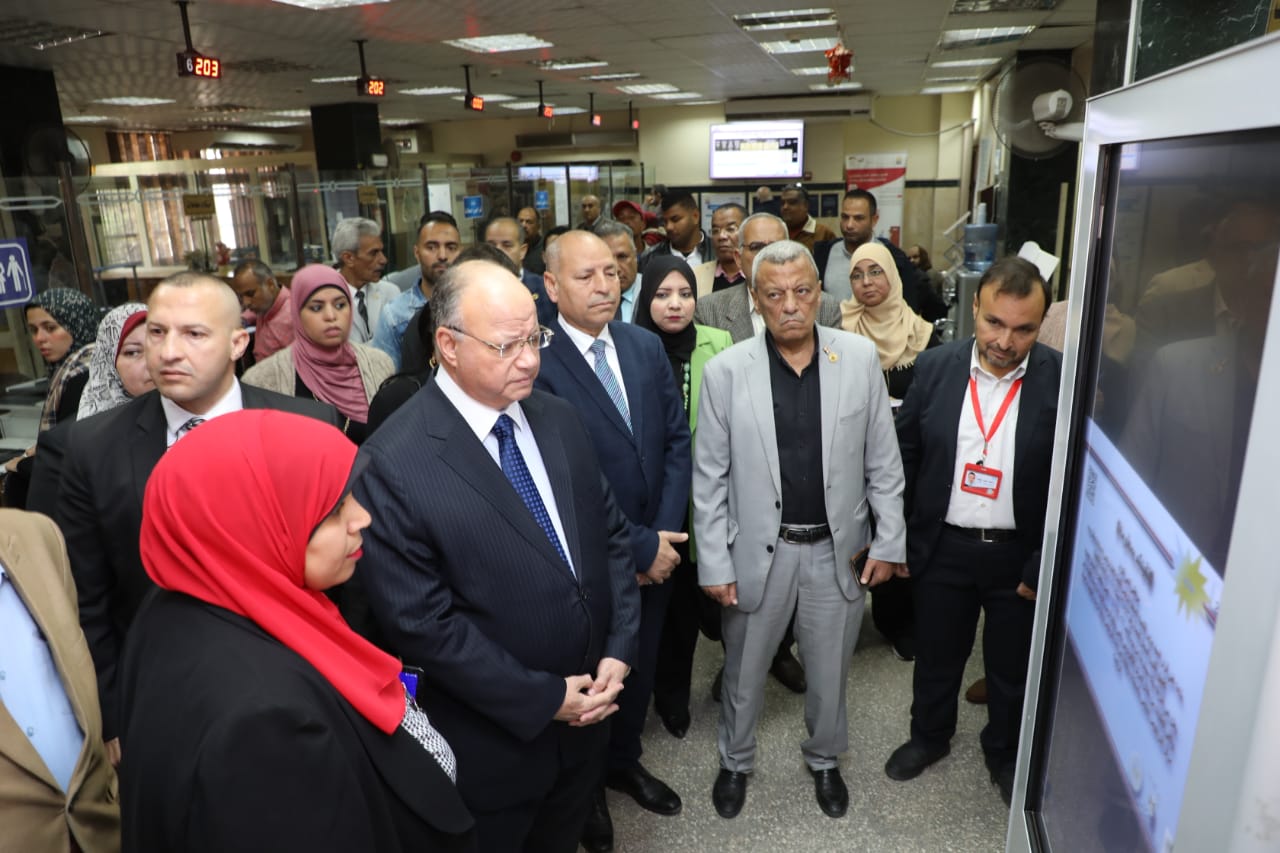 محافظ القاهرة يتفقد مركز إصدار تراخيص المحلات