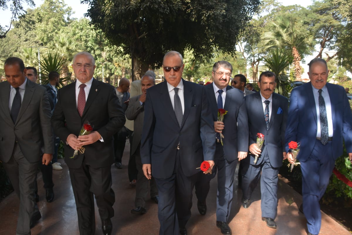 محافظ القليوبية يستقبل سفير أذربيجان بالقاهرة لوضع أكليل من الزهور على تمثال الزعيم حيدر علييف بالقناطر الخيرية (1)