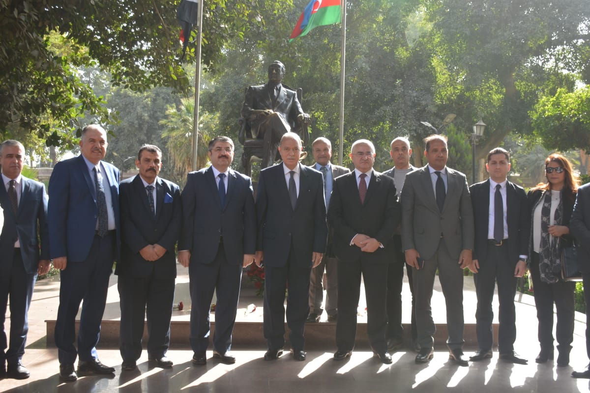 محافظ القليوبية يستقبل سفير أذربيجان بالقاهرة لوضع أكليل من الزهور على تمثال الزعيم حيدر علييف بالقناطر الخيرية (4)