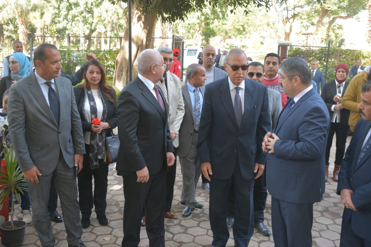 محافظ القليوبية يستقبل سفير أذربيجان بالقاهرة لوضع أكليل من الزهور على تمثال الزعيم حيدر علييف بالقناطر الخيرية (5)