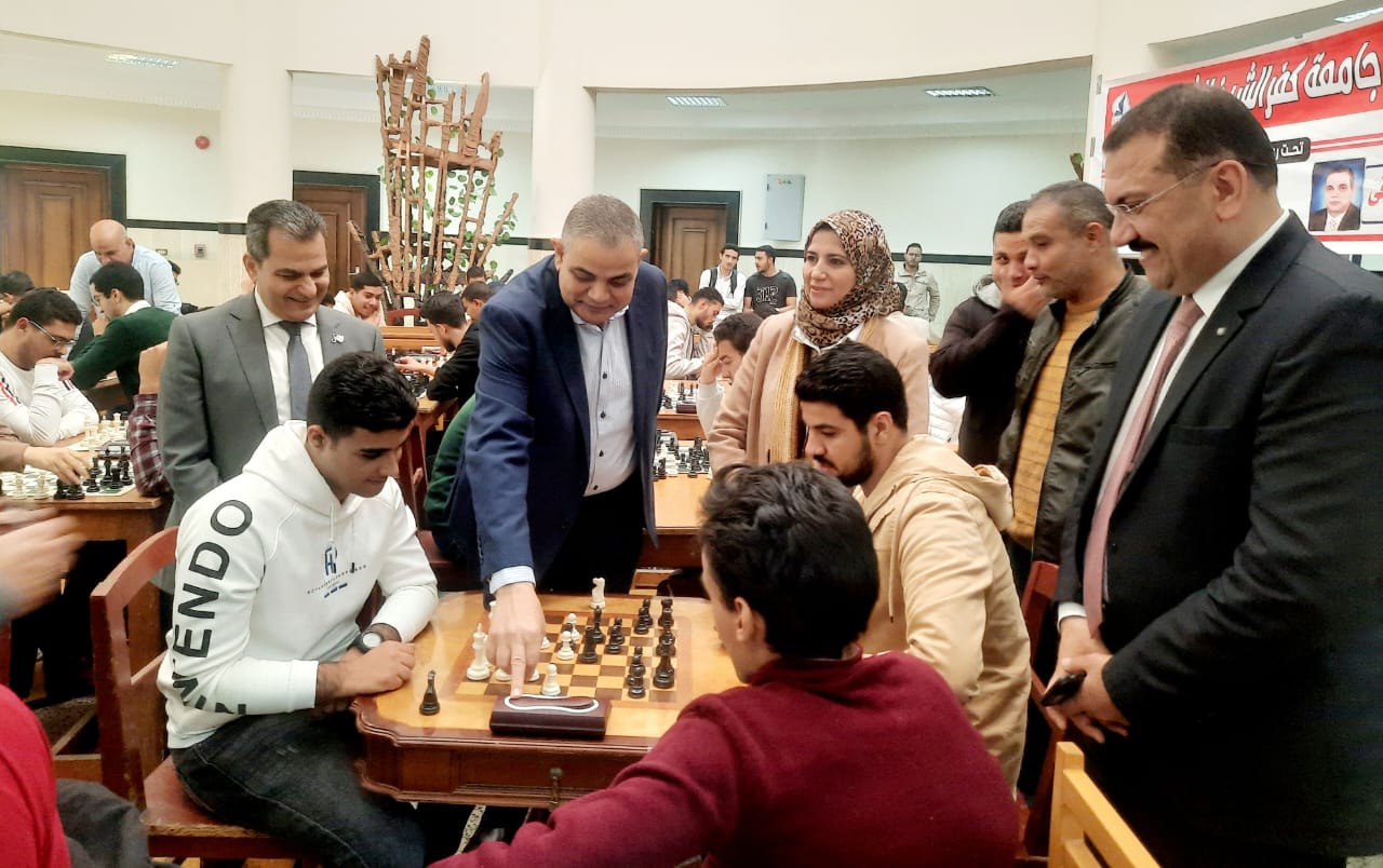 رئيس جامعة كفر الشيخ يشارك في بطولة الشطرنج