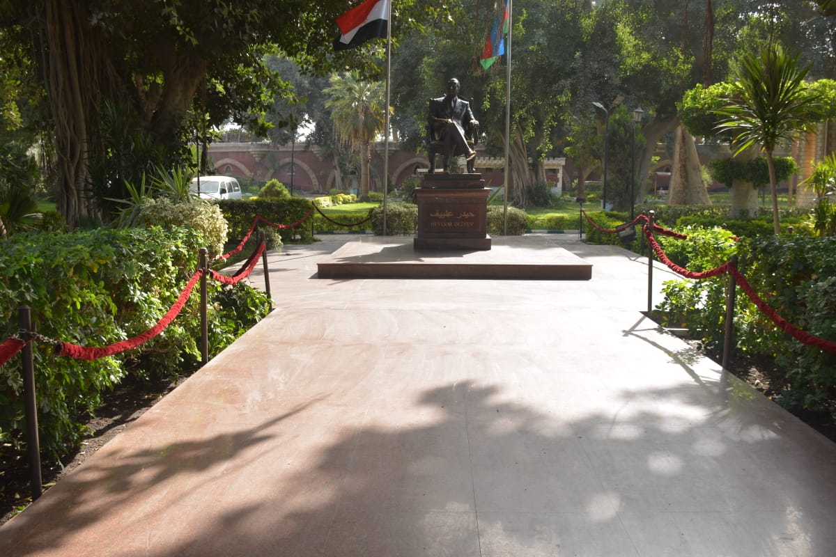 محافظ القليوبية يستقبل سفير أذربيجان بالقاهرة لوضع أكليل من الزهور على تمثال الزعيم حيدر علييف بالقناطر الخيرية (3)