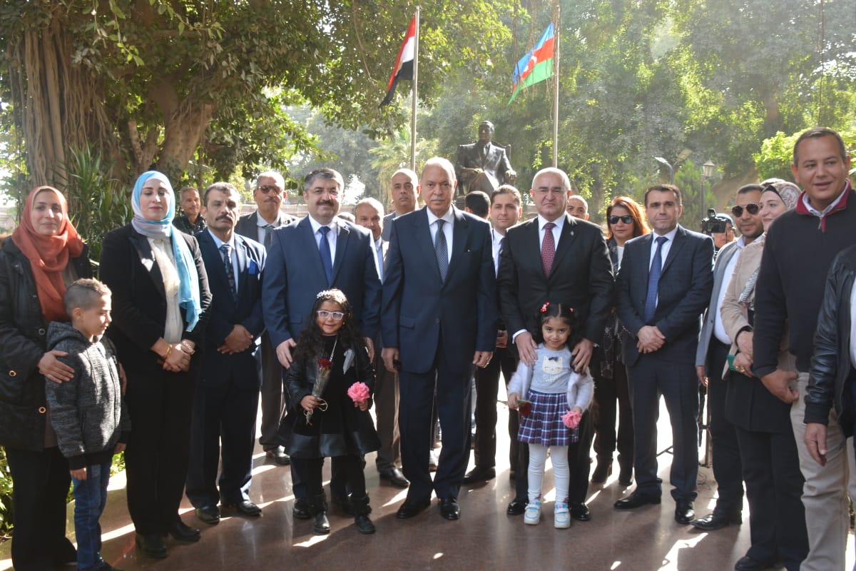 محافظ القليوبية يستقبل سفير أذربيجان بالقاهرة لوضع أكليل من الزهور على تمثال الزعيم حيدر علييف بالقناطر الخيرية (6)
