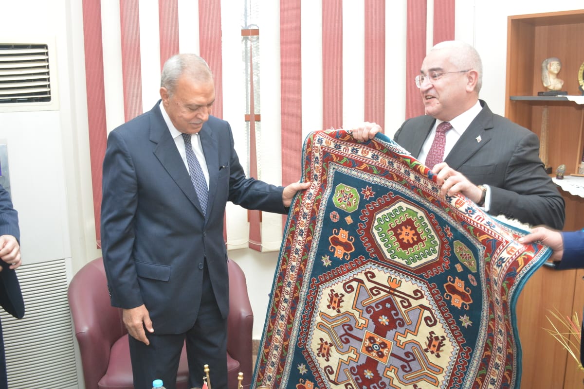 محافظ القليوبية يستقبل سفير أذربيجان بالقاهرة لوضع أكليل من الزهور على تمثال الزعيم حيدر علييف بالقناطر الخيرية (2)