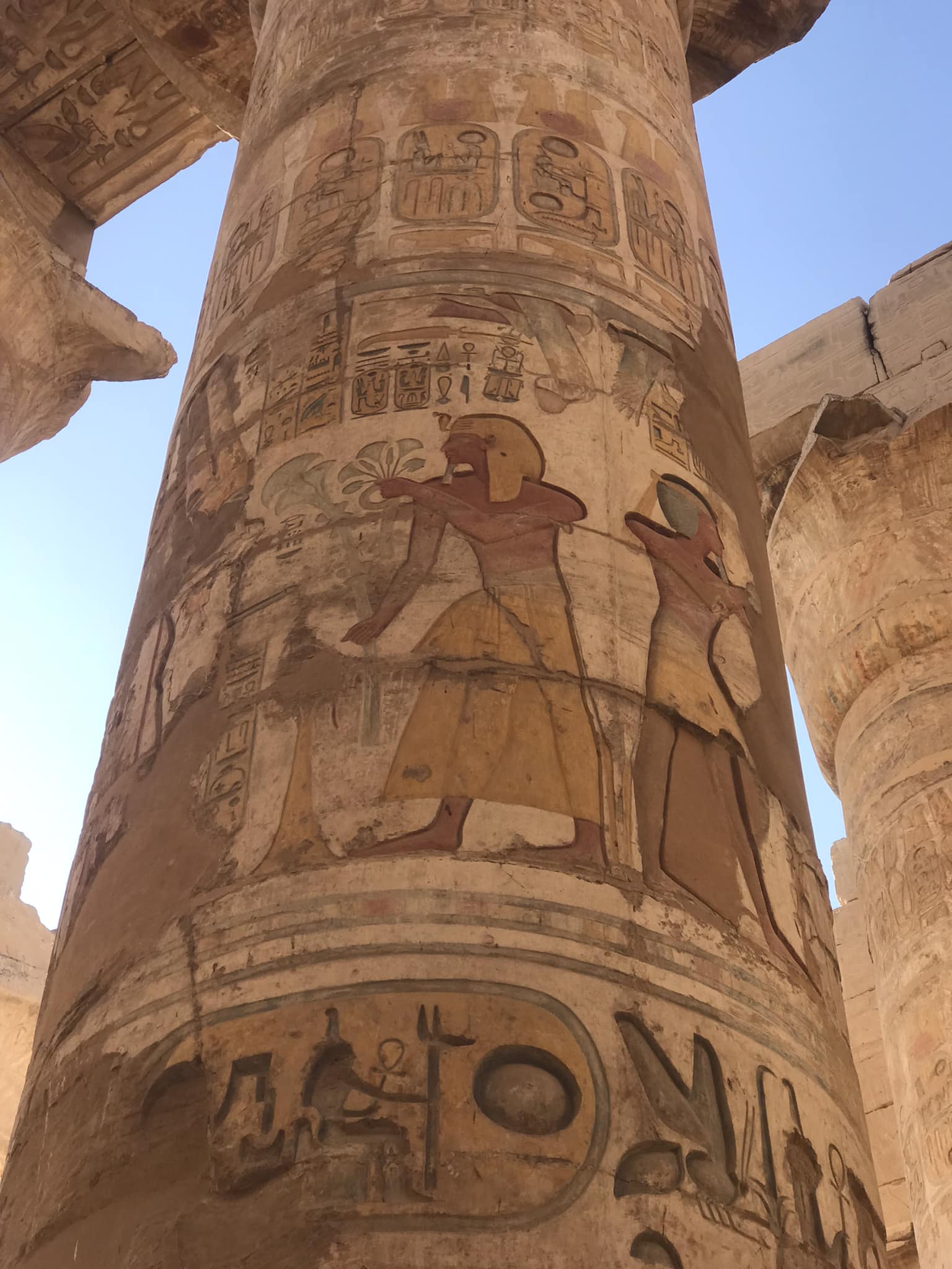 ظهور النقوش والألوان على جدران الأعمدة بالصالة