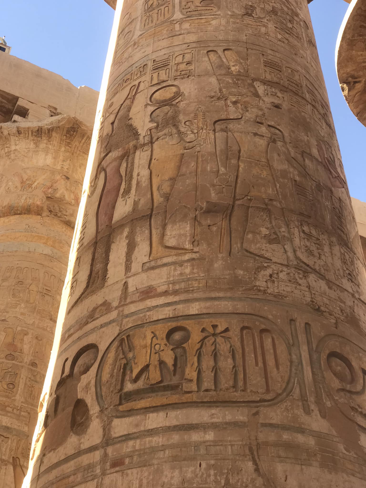 جانب من الألوان والنقوش على جدران الأعمدة