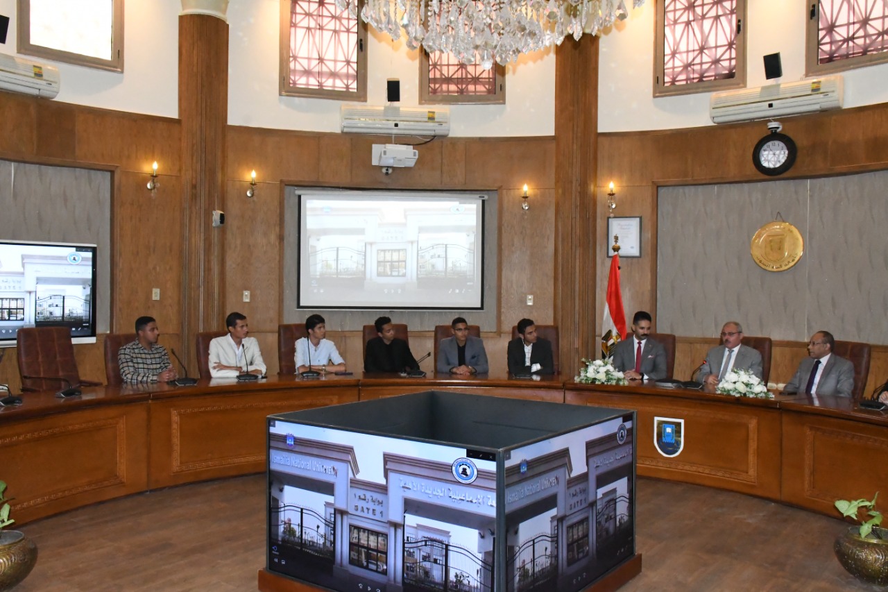 رئيس جامعة القناة يلتقى  باتحاد طلاب جامعة الإسماعيلية الأهلية الجديدة  (4)