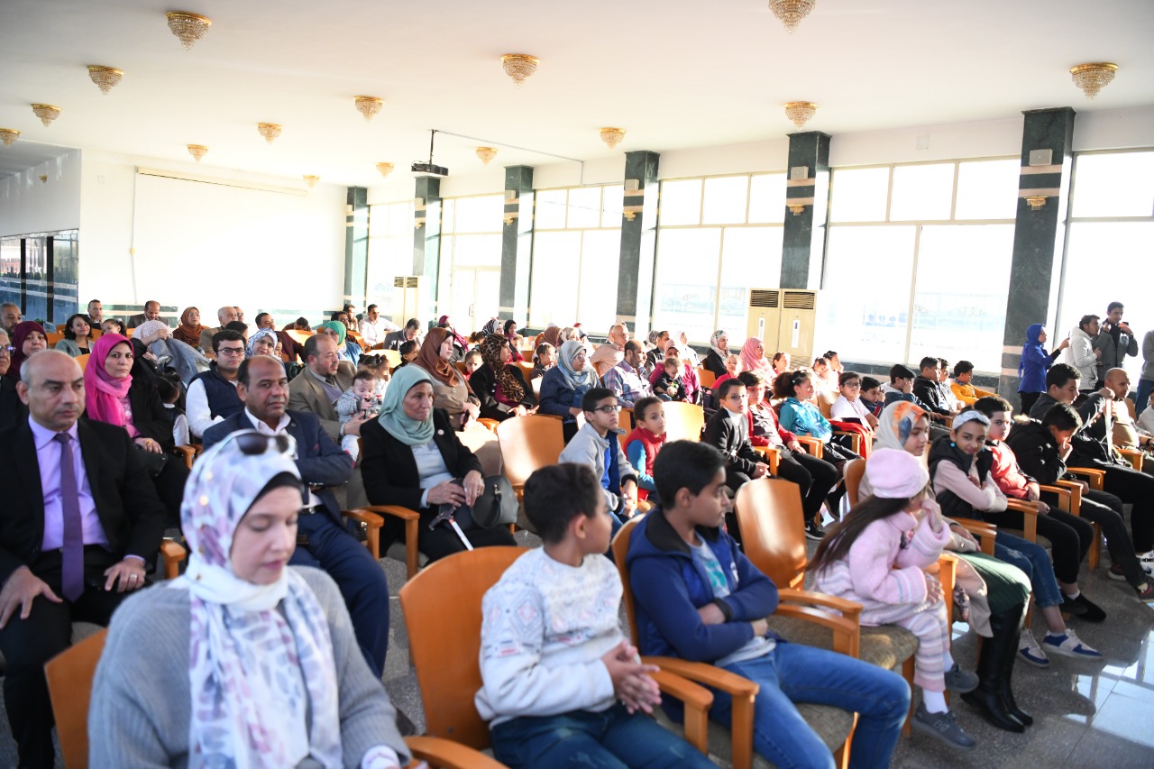 محافظ قنا ورئيس الجامعة  يشهدان تكريم الطلبة الحاصلين علي مراكز متقدمة فى مسابقات الروبوت والبرمجة الدولية (4)