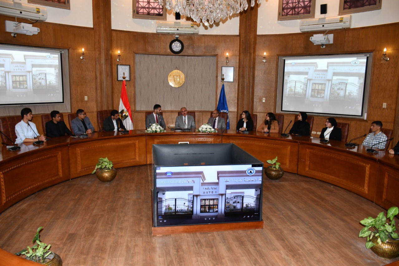 رئيس جامعة القناة يلتقى  باتحاد طلاب جامعة الإسماعيلية الأهلية الجديدة  (1)