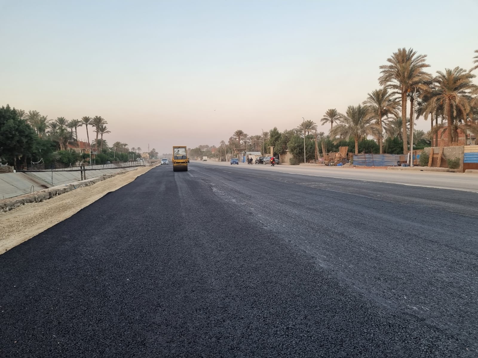 رصف وتطوير طريق المنصورية الطريق الأبيض